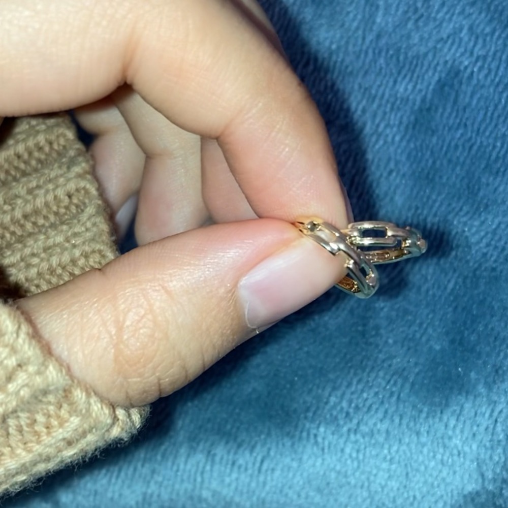 Two chain huggie